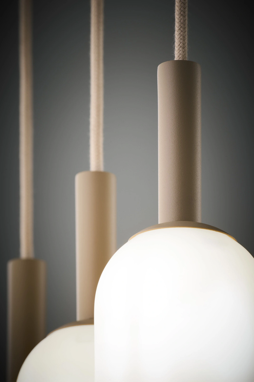 Lampa wisząca PLUUM 3 – ciepły beż RAL 1019 - obrazek 2