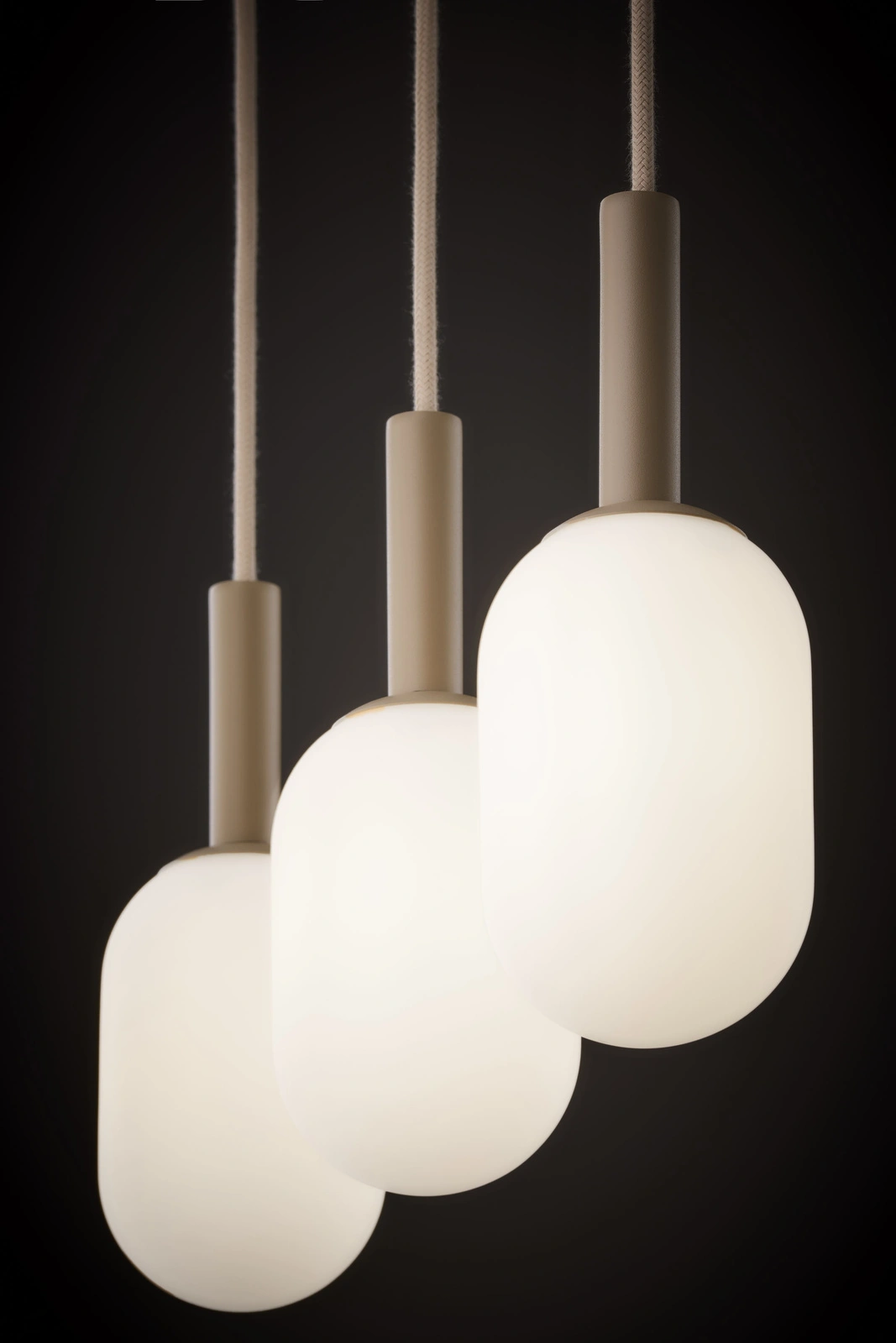 Lampa wisząca PLUUM 3 – ciepły beż RAL 1019 - obrazek 4
